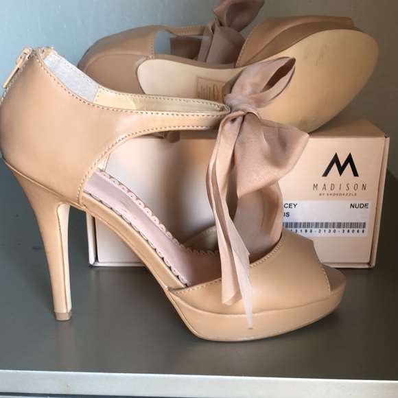 Size 6.5 Nude Kelcey platform heel. Madison by Shoedazzle. - Picture 4 of 6